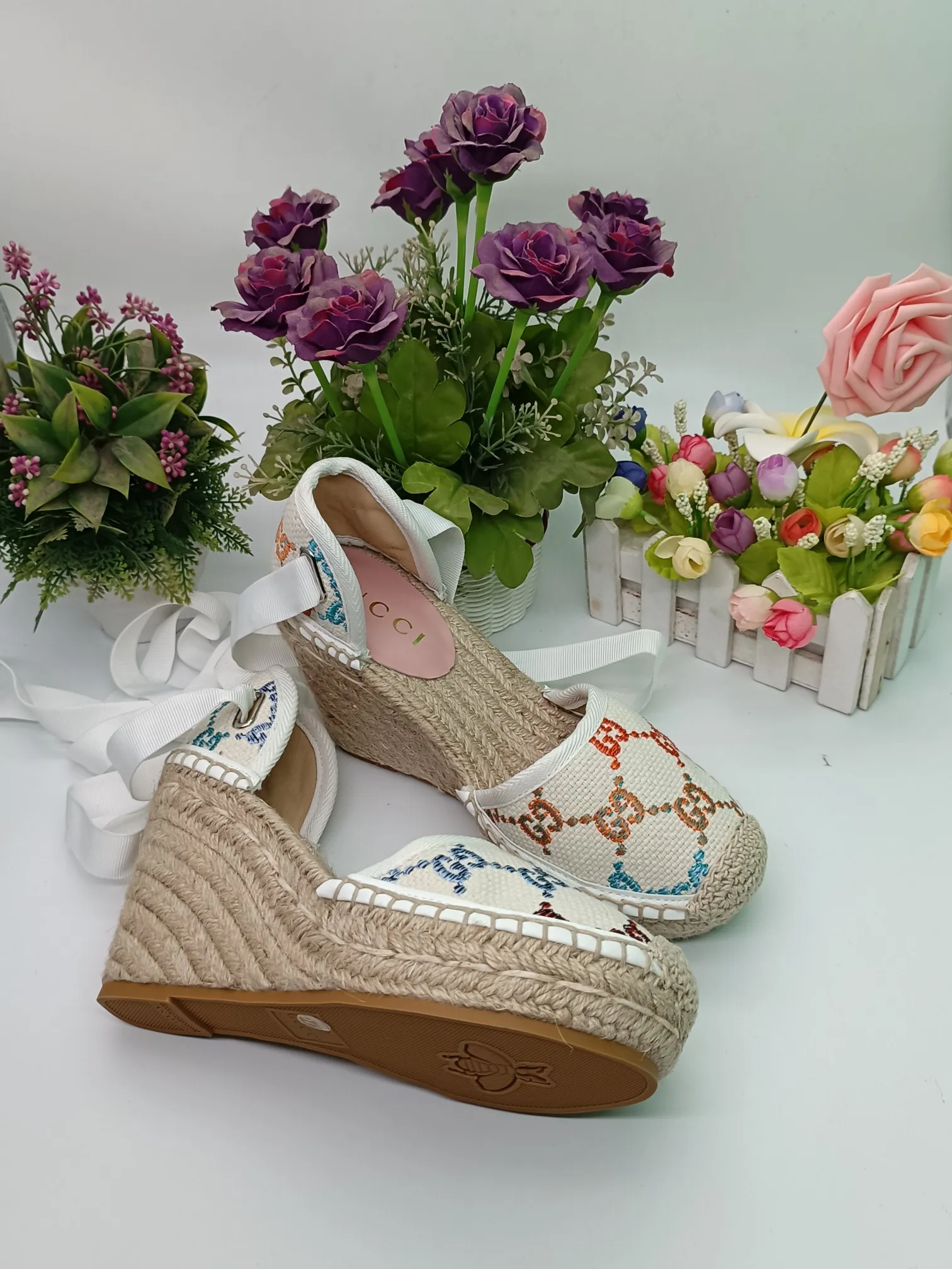 👟👟Ex-factory price 440👟👟 GUCCI wedge fisherman sandals, thick-soled straw, high-end quality, fabric: double G fabric, electric embroidery, lining: mixed sheepskin lining, yardage: 35～42, color: pure white. Dear new and old customers, the picture has been updated, please transfer the image to change. The upgraded version of the wedge heel currently has more than 40 colors. Transfer the image to sell.